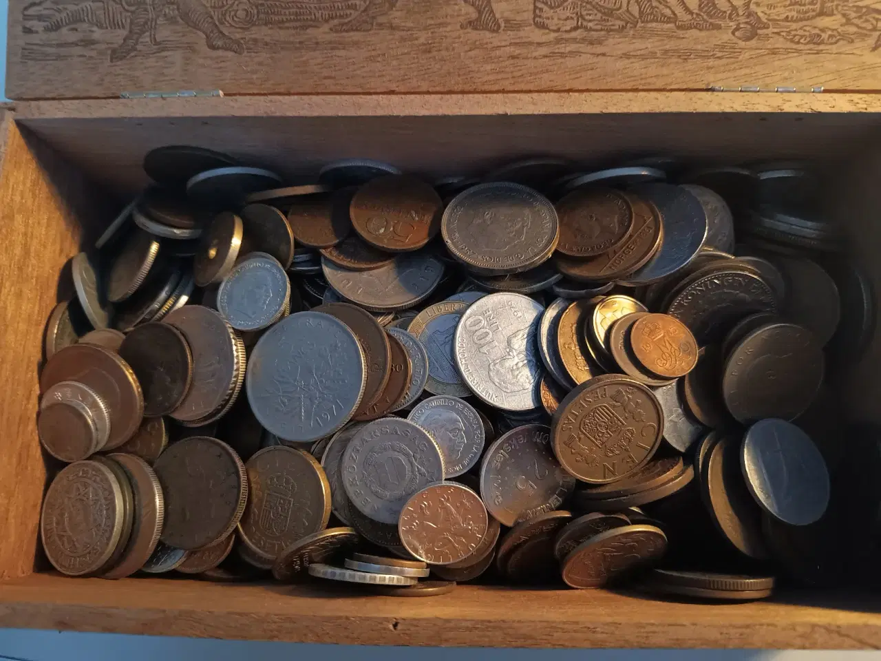 Billede 2 - Cigarkasse med udenlandske mønter. 