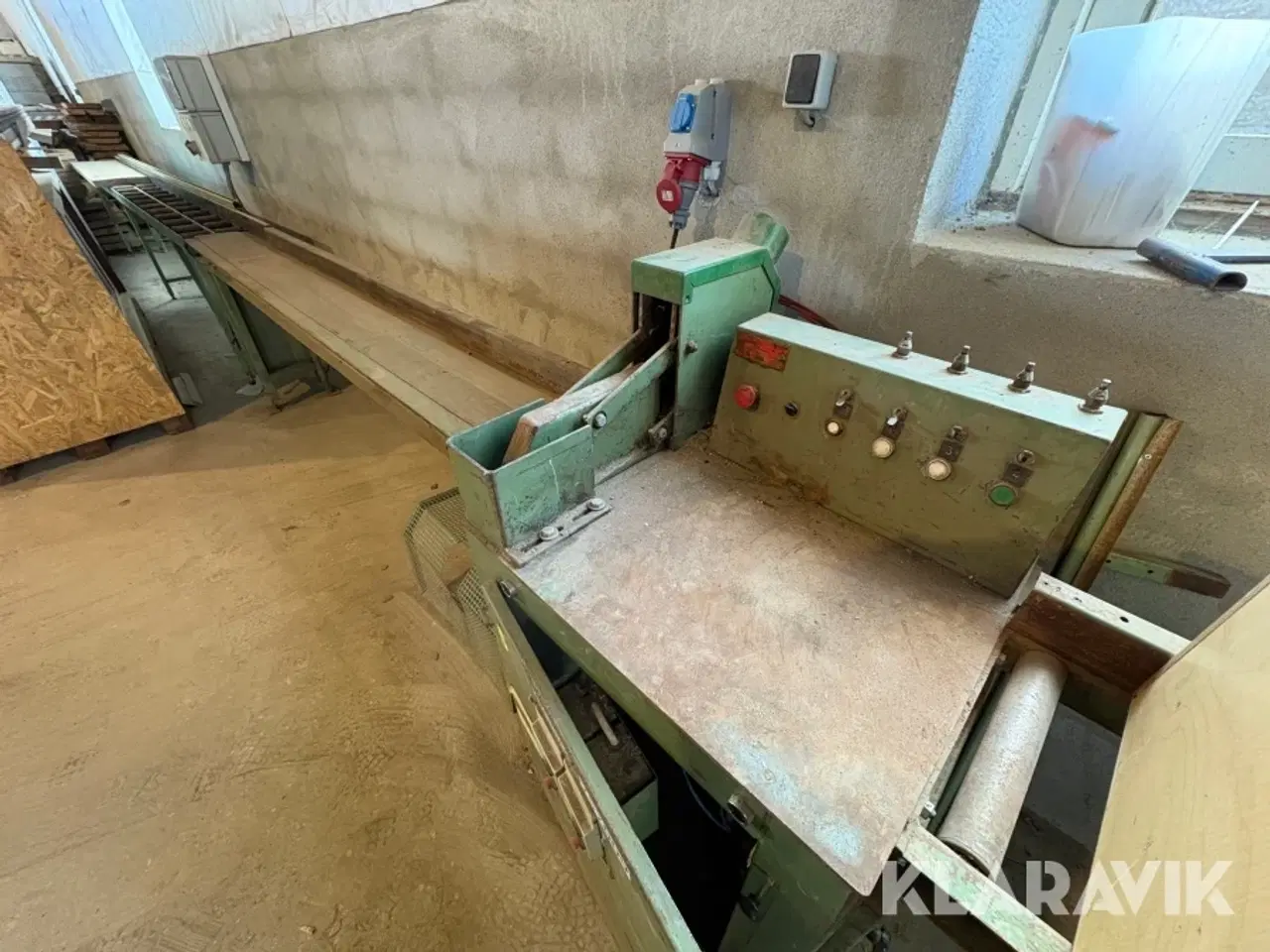 Billede 1 - Industrikapsav / afkortersav K. Lykke Laursen AAK med rullebaner og båndtransportør