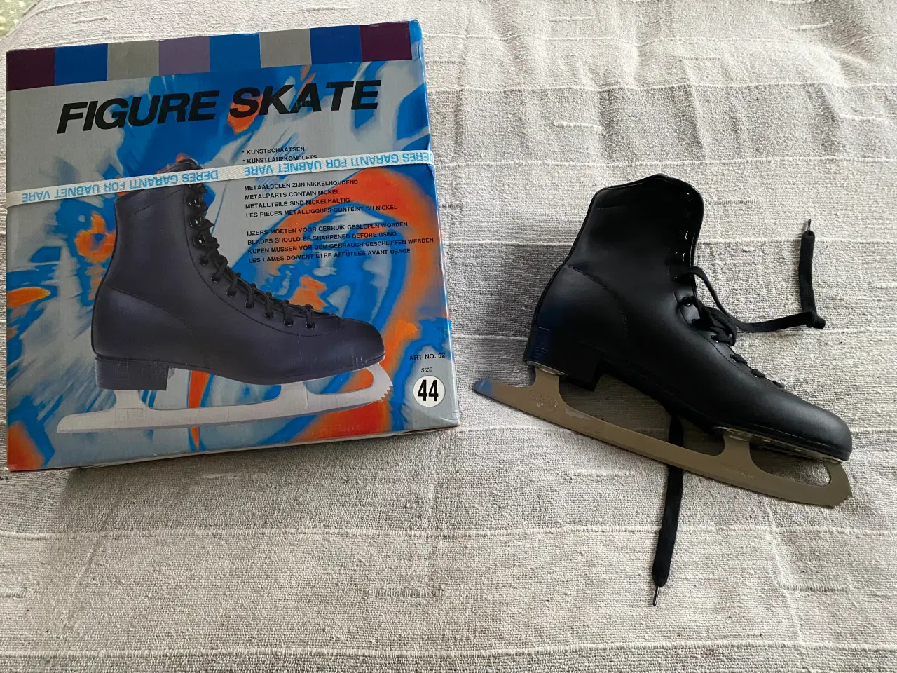 Billede 1 - Sort kunstskøjte str. 44