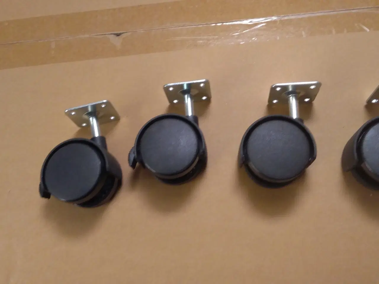 Billede 3 - 40 STK 80 MM MØBELHJUL MED PLADE