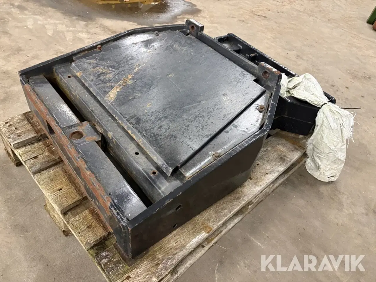 Billede 1 - Basisklods og frontklods - burde passe på valmet