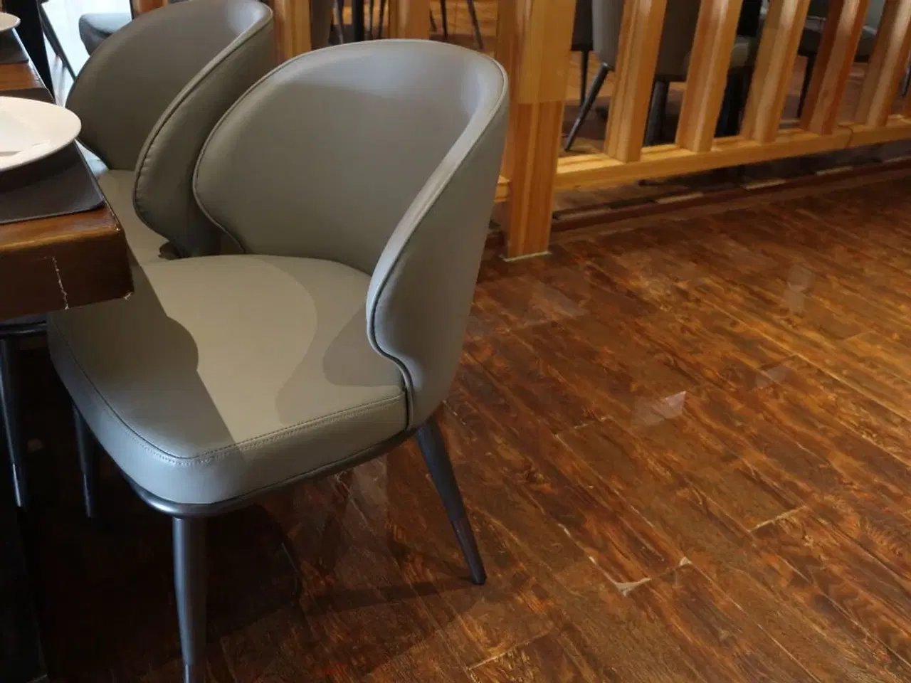 Billede 2 - Bord og 4 nye stole