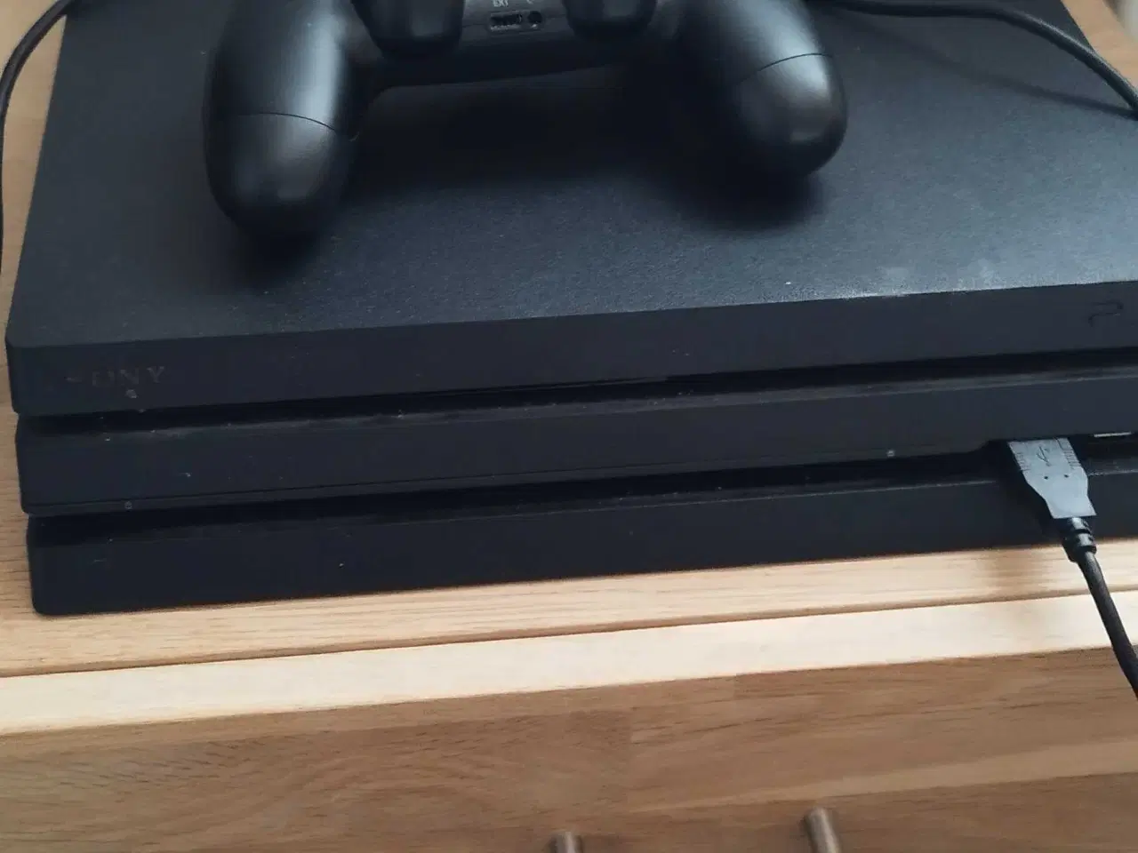 Billede 1 - PS4 Pro, 1 TB, 1 controller - virker perfekt.