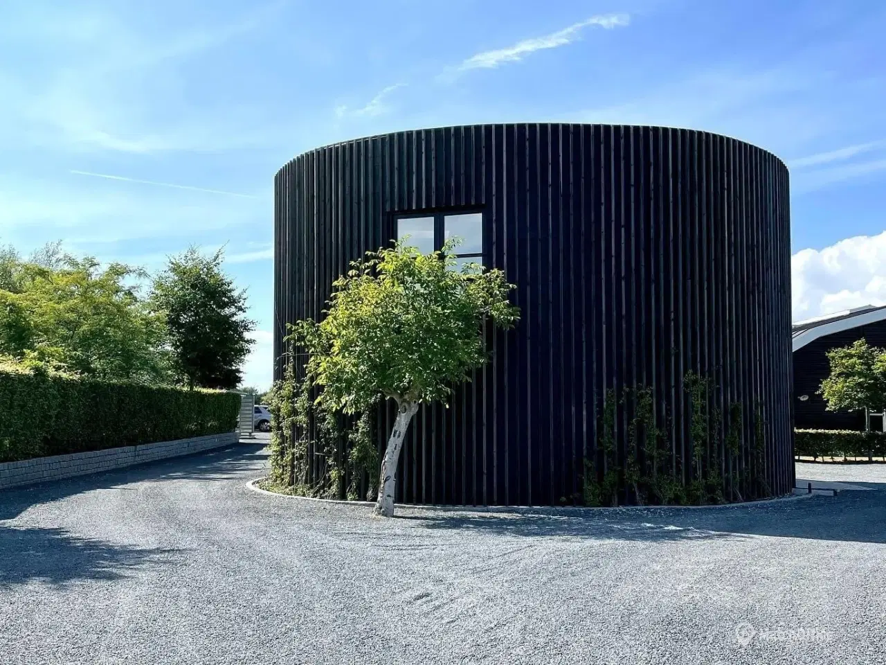 Billede 8 - Unik ejendom - Lager/showroom/kontor - 3 meter port og dobbeltdør som kan åbnes helt op.