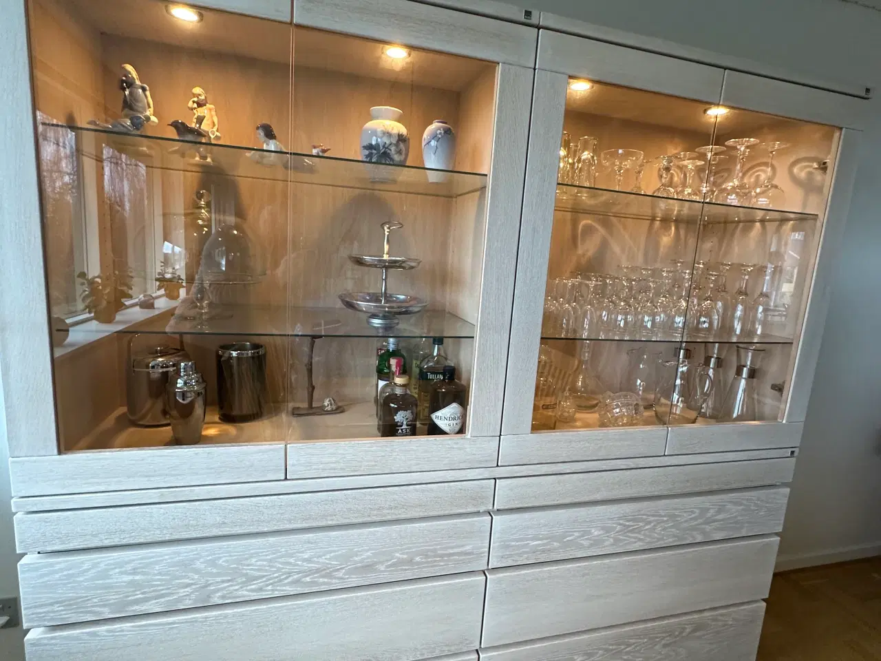 Billede 4 - Skænk og vitrineskabe i eg fra Skovby sælges