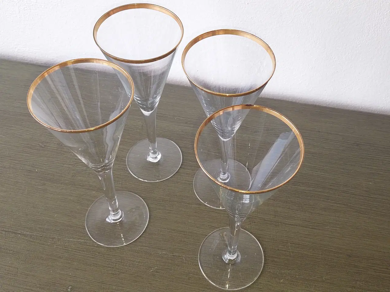 Billede 2 - 4 cocktailglas med guldkant