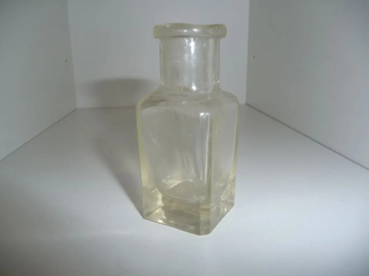 Billede 1 - gammel mundpustet flaske i klar glas