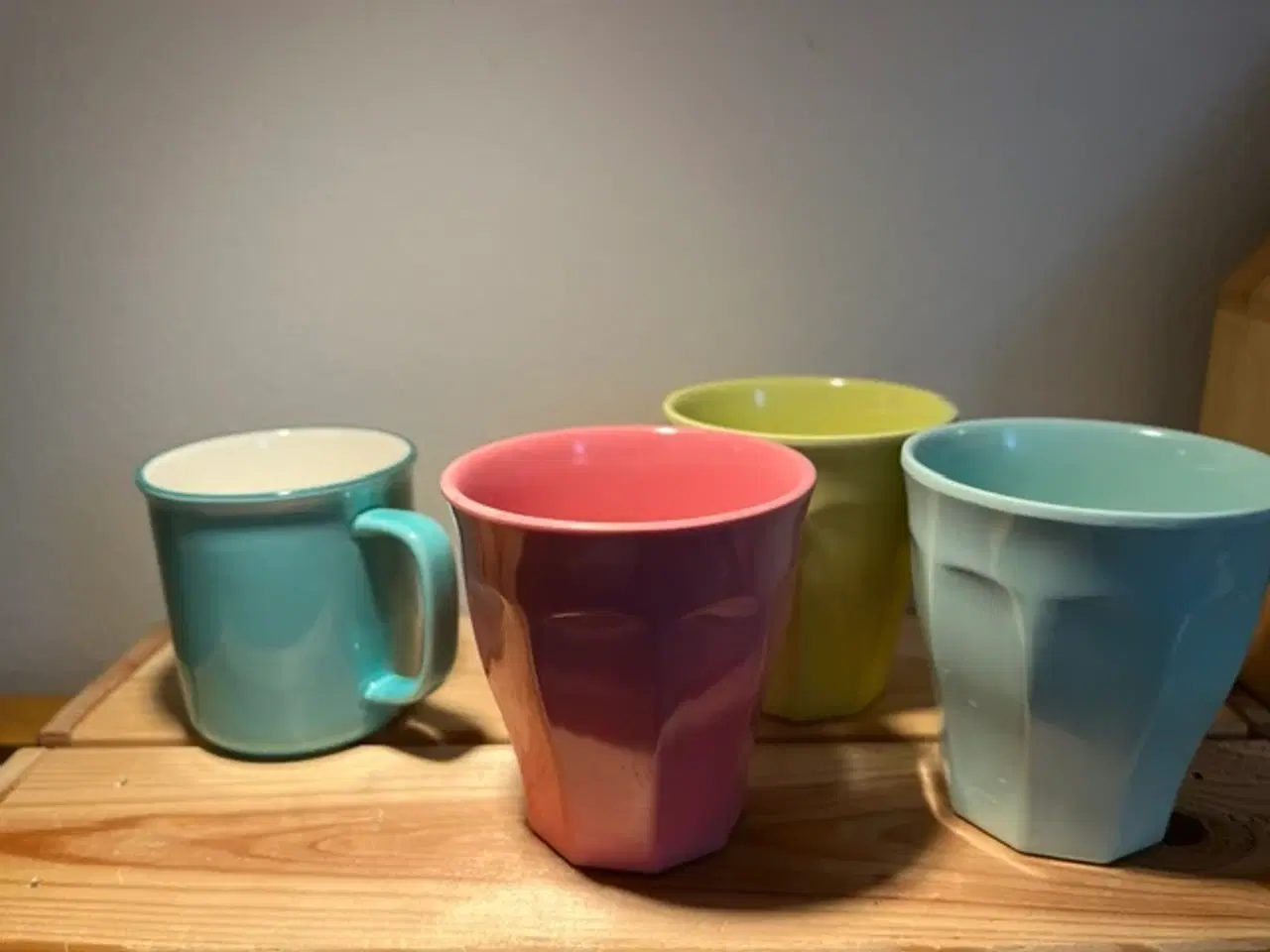 Billede 1 - 4 små krus i forårsfarver: Melamin og porcelæn