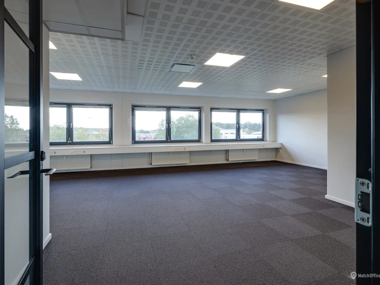 Billede 12 - Kontorhotel med gode fælles faciliteter på Tørringvej 7. 2610 Rødovre. Egne aflukkede kontorer med udsyn til fællesområder.