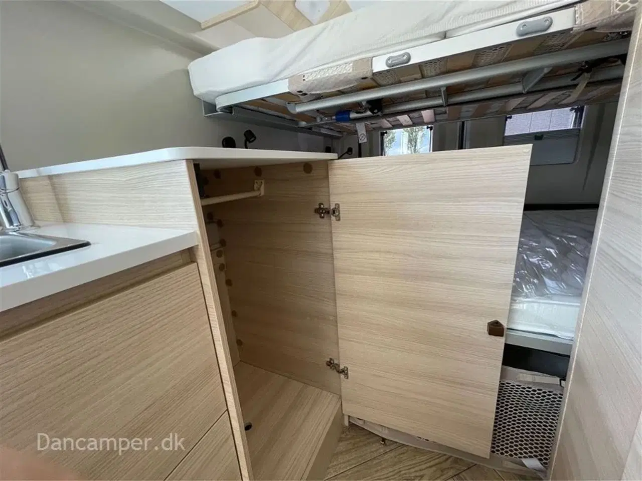 Billede 14 - 2024 - Chausson First Line V594 MAX   Nedsat med kr. 62.800,- Super spændende van med to dobbeltsenge på tværs i køjesystem. 2,2, L motor , 140 HK, solcelle og markise m.m.