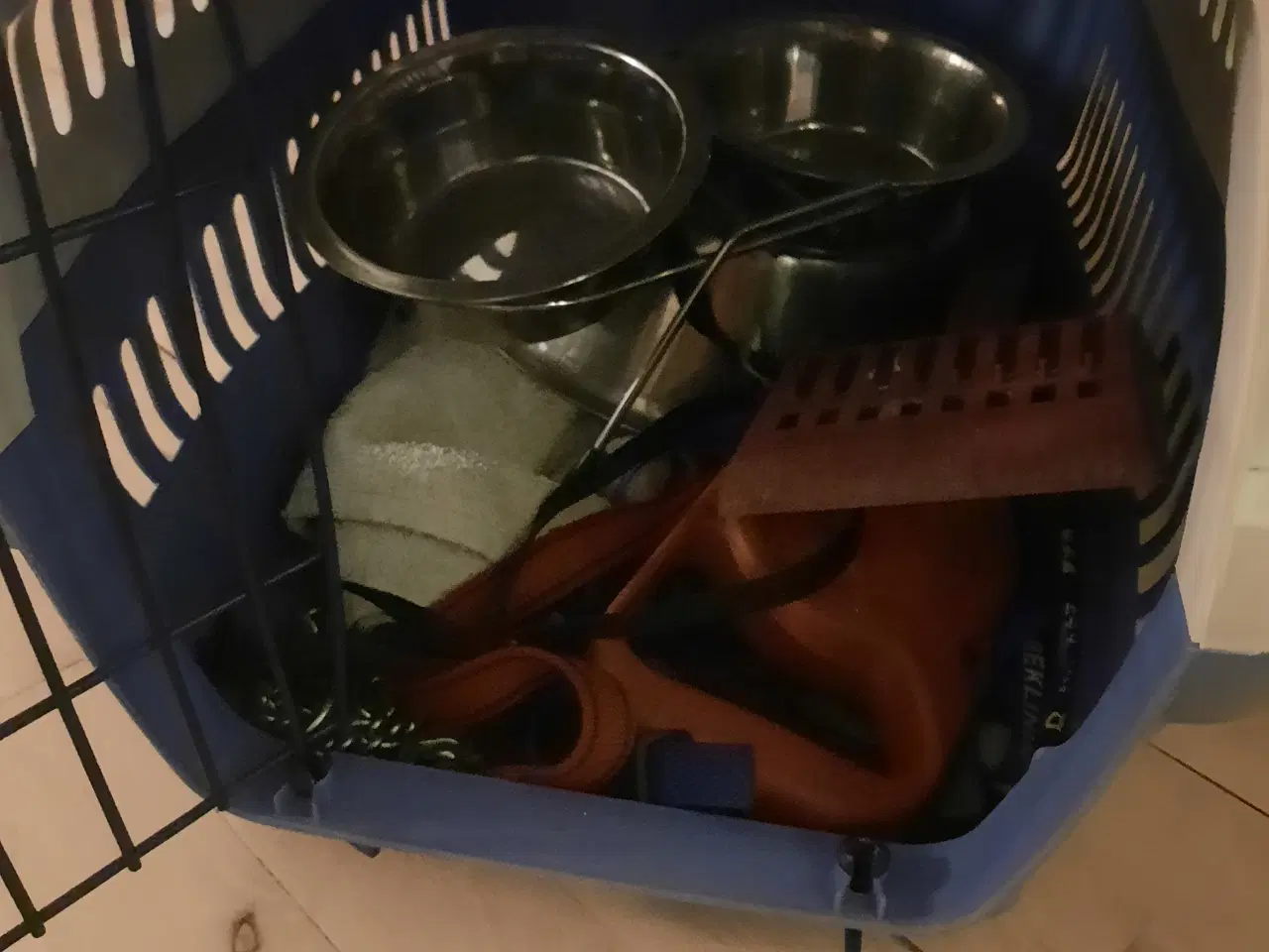 Billede 4 - 2 transport kasser og en overdækket kattebakke.