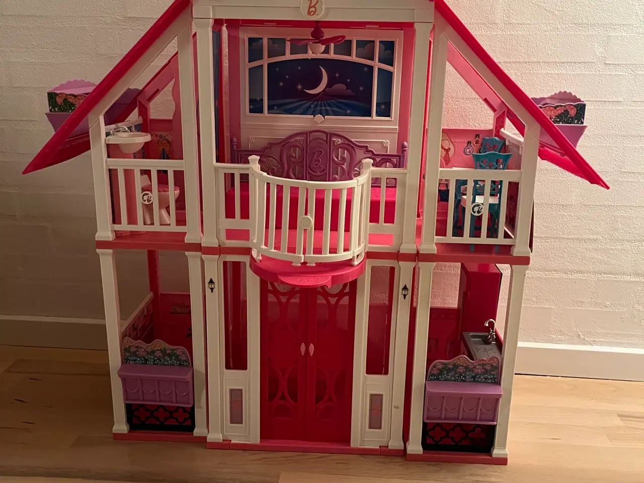 Billede 1 - Barbiehus med inventar