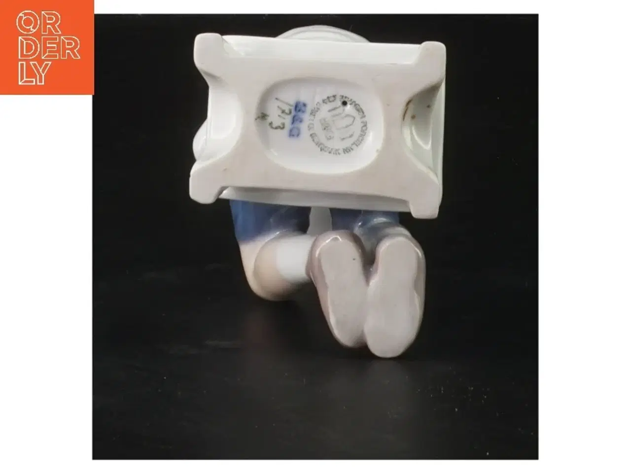 Billede 2 - Porcelænsfigur af dreng med kop fra Bing Og Grøndal (str. 14 cm)