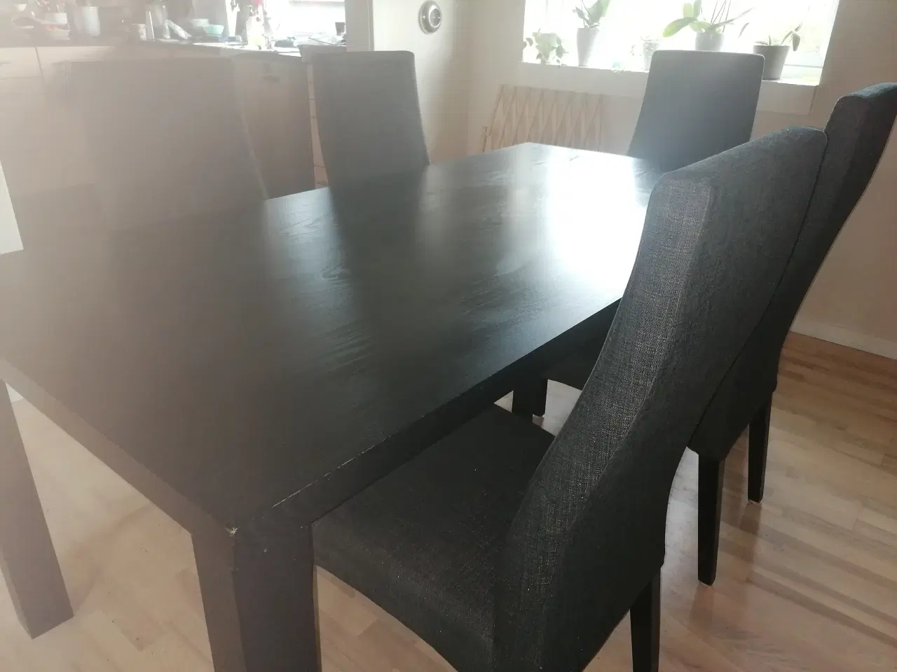 Billede 3 - Sort Spisebord med 6 stole 