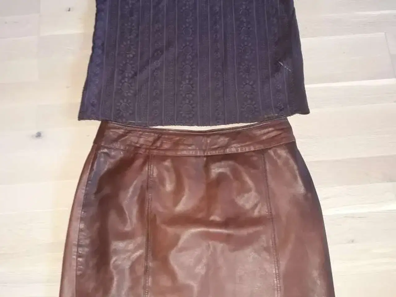 Billede 1 - Bluse & læder nederdel