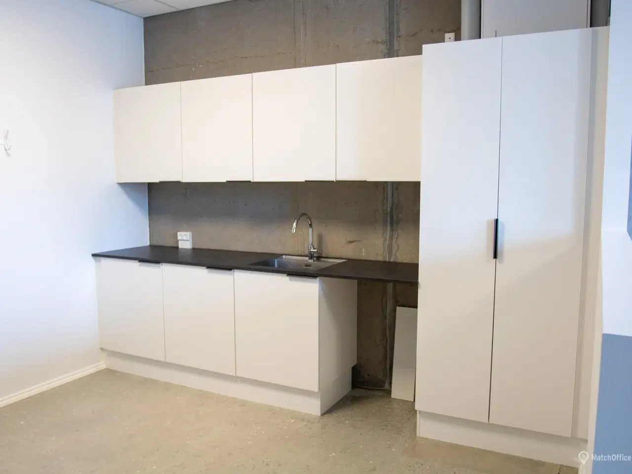 Billede 7 - Lager med egen port, lille kontor, brus og tekøkken