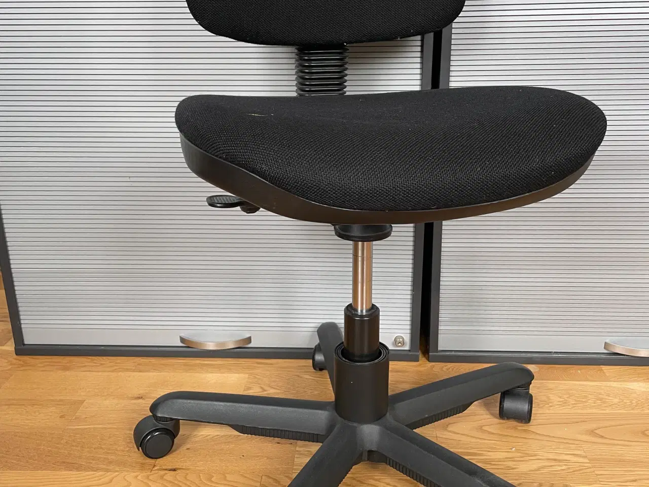 Billede 3 - Kontorstol i sort sælges