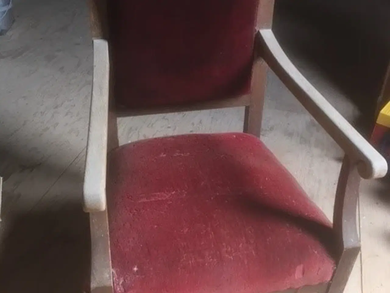 Billede 1 - Antik stol i rød plys