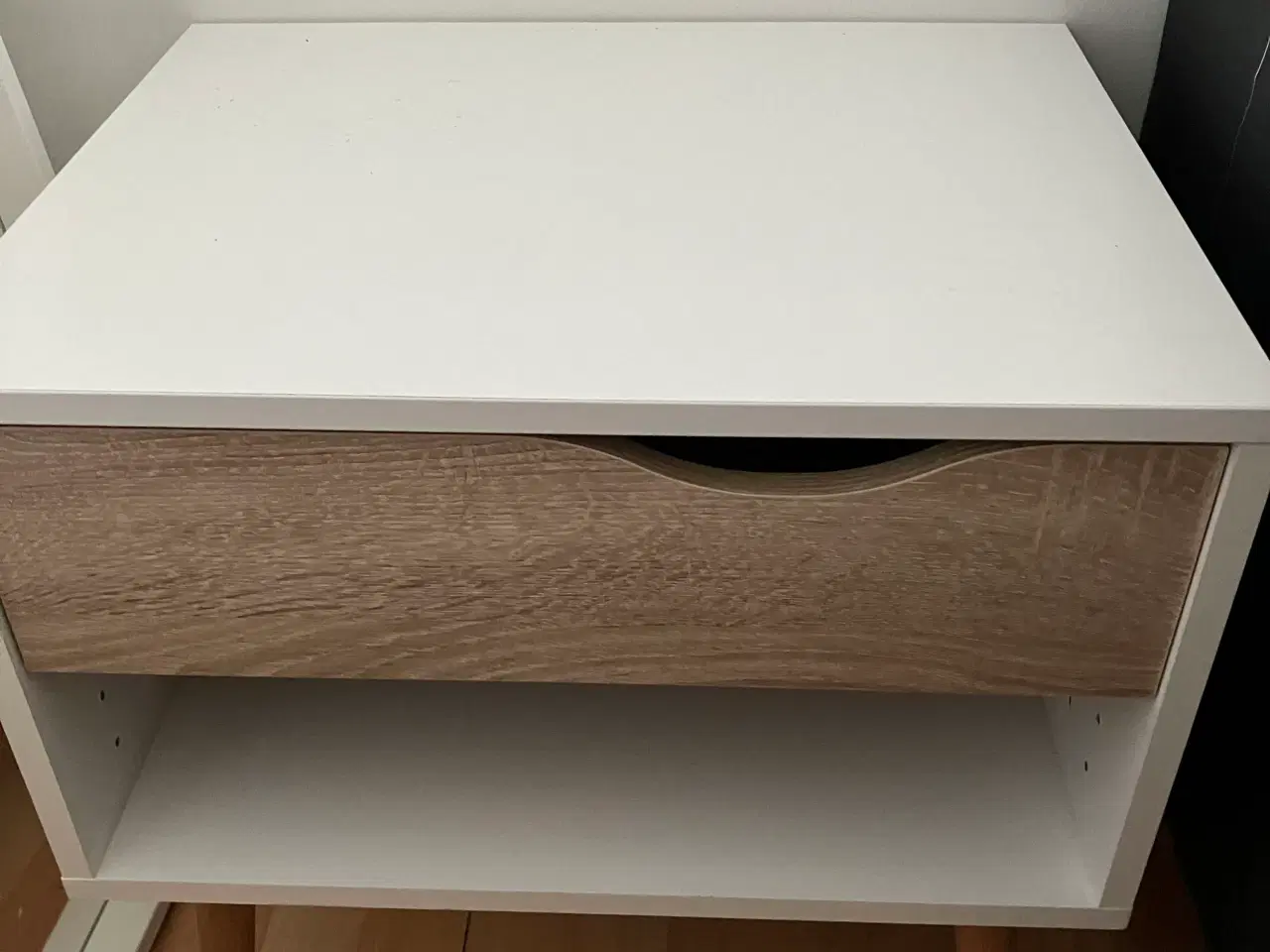 Billede 1 - Sengebord med skuffe og hylde.