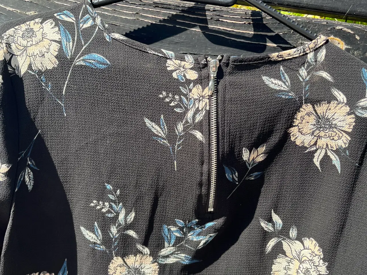 Billede 2 - Sort bluse med blomstret motiv