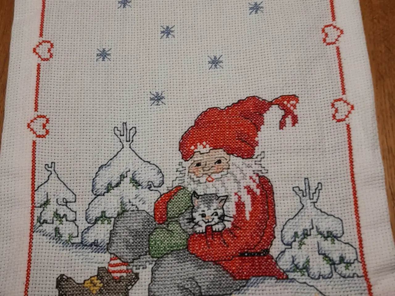 Billede 1 - Smuk broderet juleløber med nisse og kat i sneen.