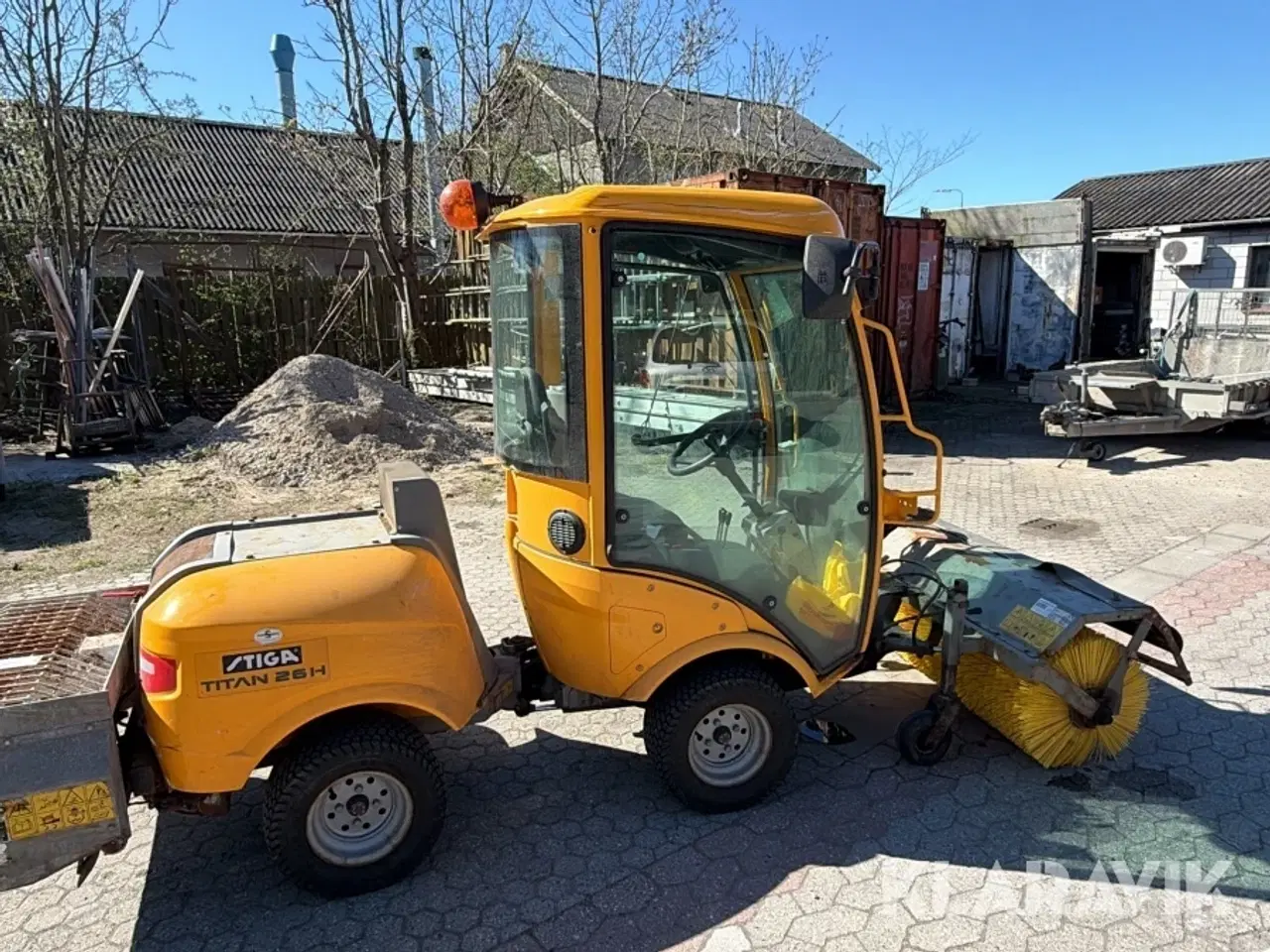 Billede 12 - Redskabsbærer Stiga Titan 26H med kost saltudlægger og klippebord