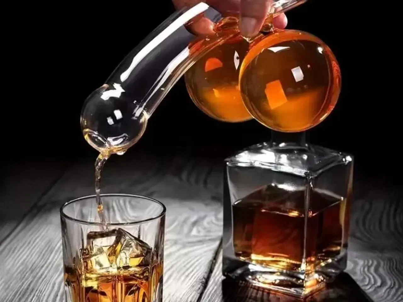 Billede 3 - Håndblæst humoristisk karaffel til vin og whisky