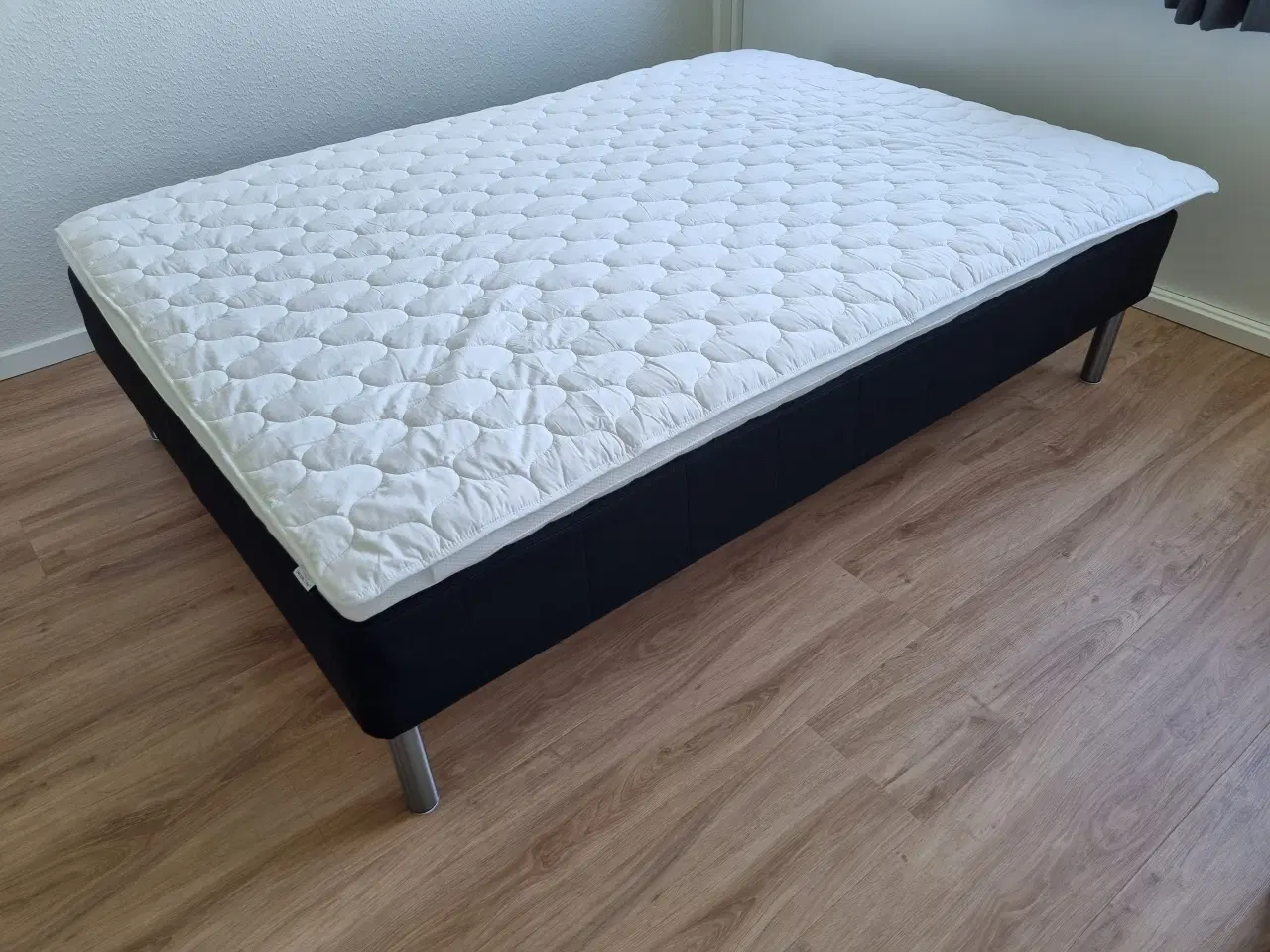 Billede 1 - Seng 140×200 med gode tilbehør