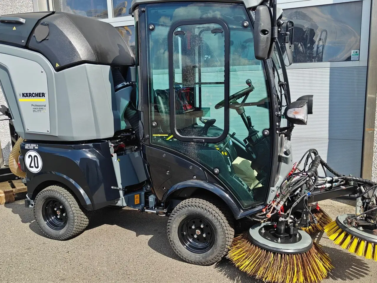 Billede 4 - Kärcher MIC 26 Med komplet feje/sug