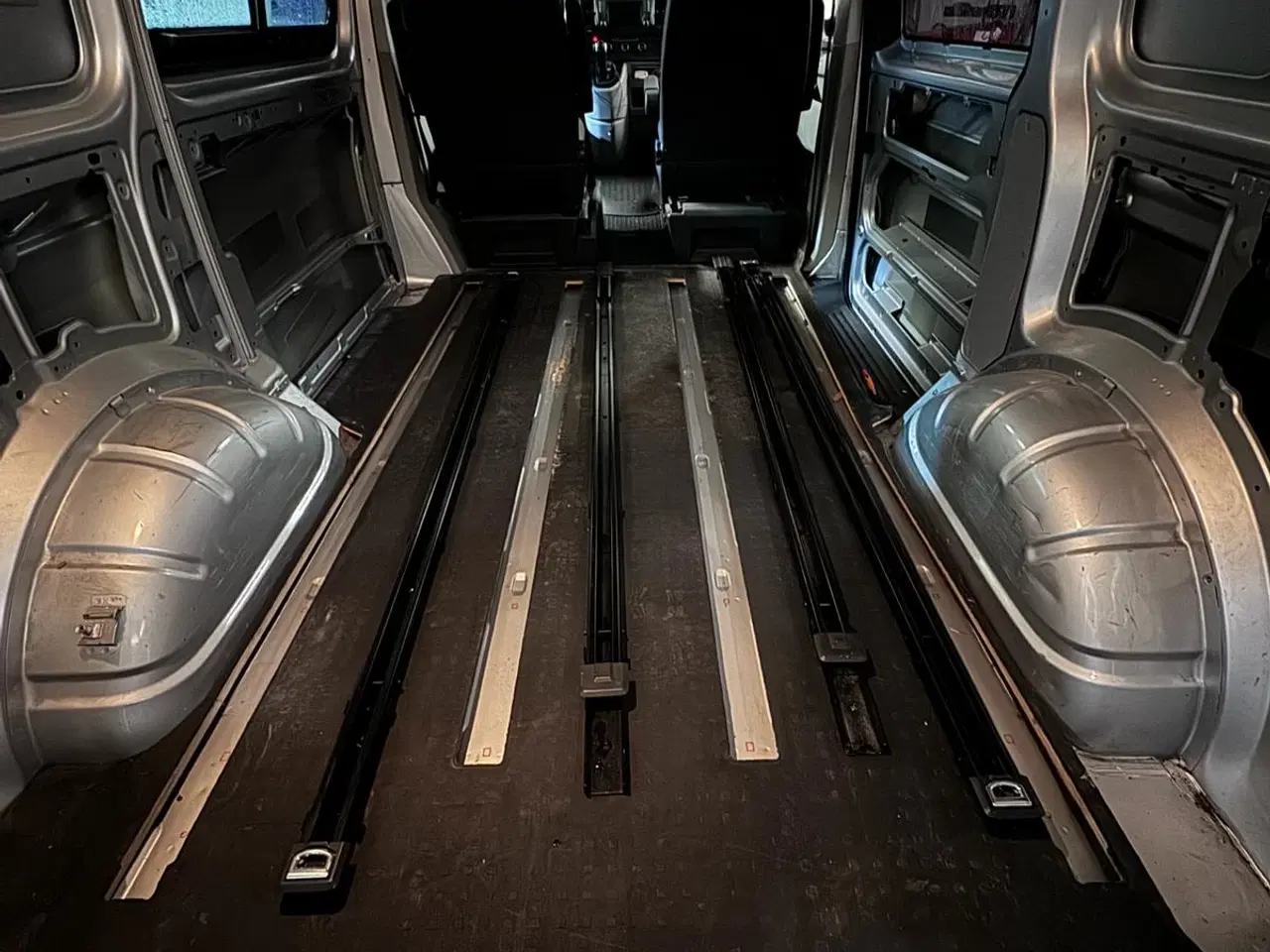 Billede 3 - Multivan-skinnesystem til VW T5-T6.1 California