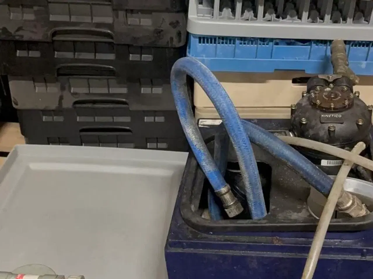 Billede 4 - BWT saltfilter + flaskefilter. Ca. 20 opvaskebakker forskellig slags. (MOMSFRI)