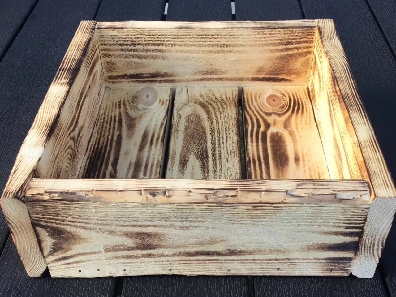 Billede 3 - Overflade brændt bakke i genbrugstræ  30 x 30