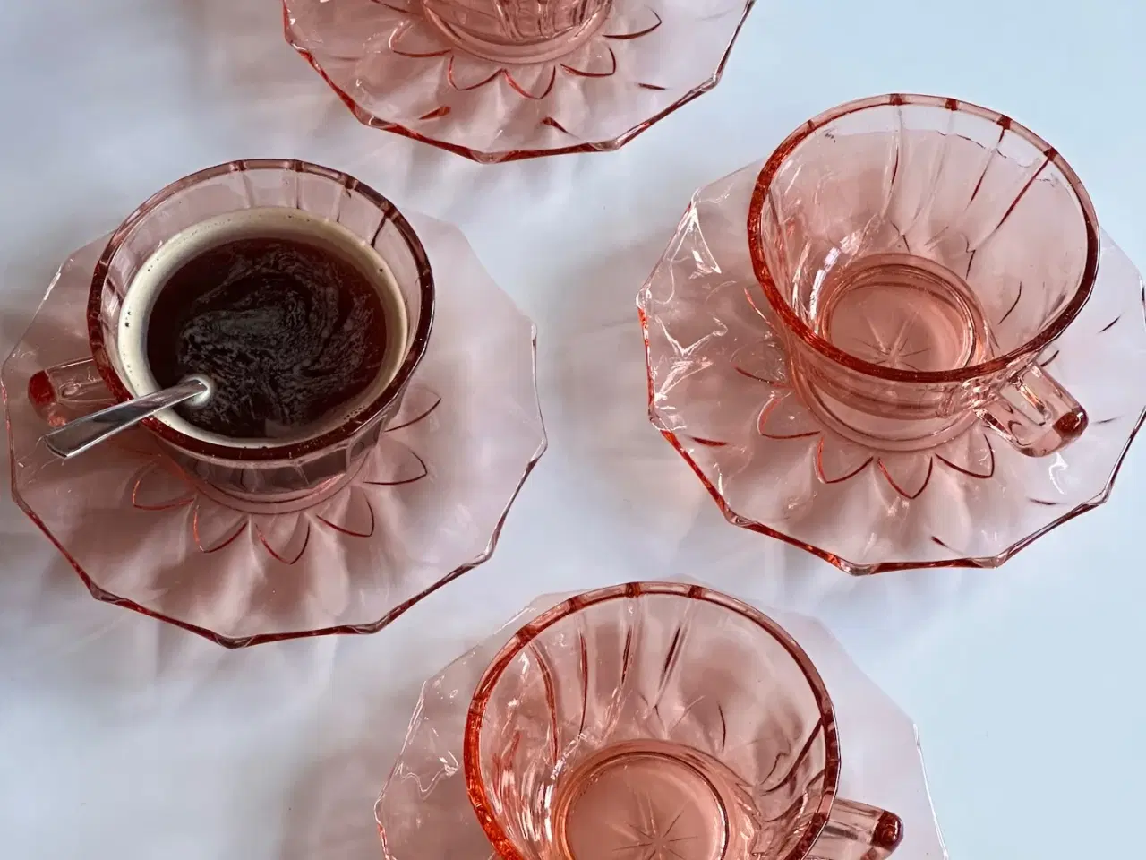 Billede 1 - Kopper m underkopper, rosa glas, 4 sæt samlet