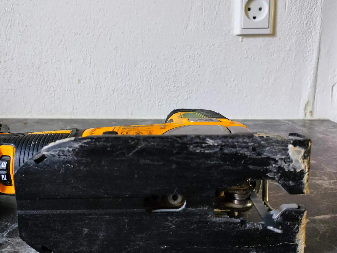Billede 2 - DeWalt DCS335 XR 18V stiksav + 5Ah batteri – klar 