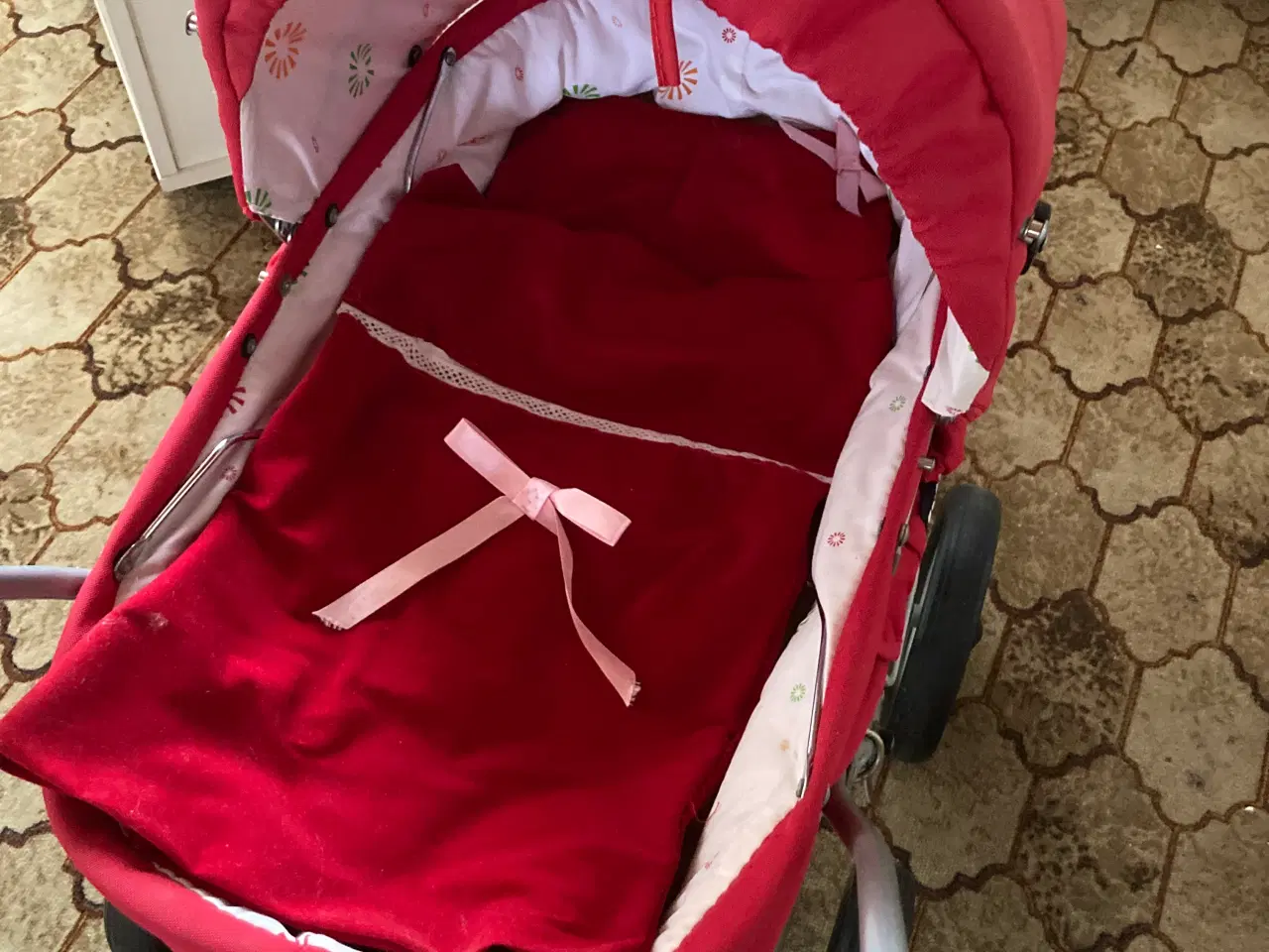 Billede 2 - Rød brio dukkevogn 