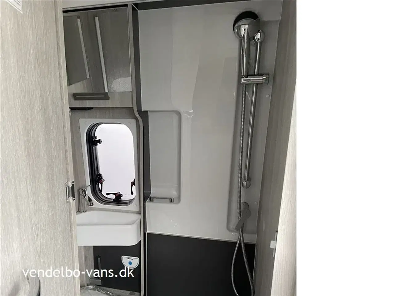 Billede 17 - 2026 - Rollerteam Livingstone DUO Sport XL   CamperVan med stor dobbeltseng der kan hæves elektrisk, så der bliver plads til MC, cykler ect.