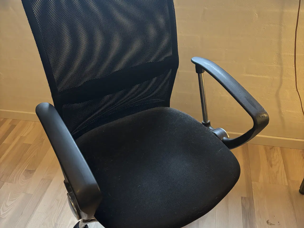 Billede 2 - Sort kontorstol i fin stand