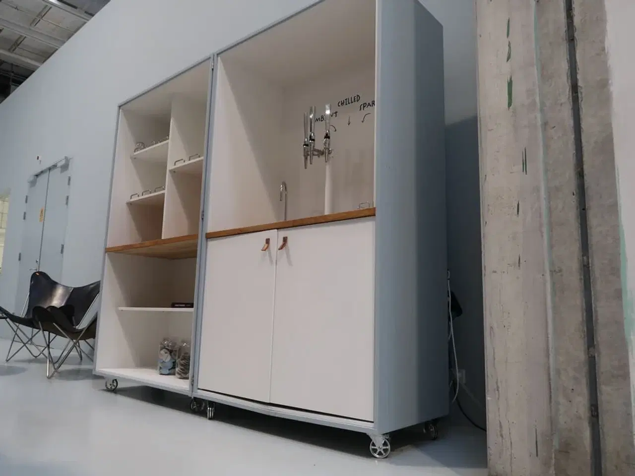 Billede 4 - 2 stk. sammenfoldelige køkkenmoduler på hjul, med vanddispenser, tappehaner m.m.