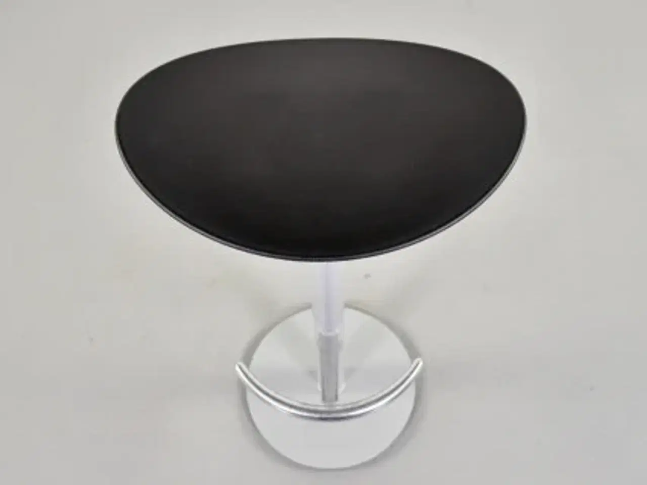 Billede 5 - Barstol med sort sæde, på grå fod