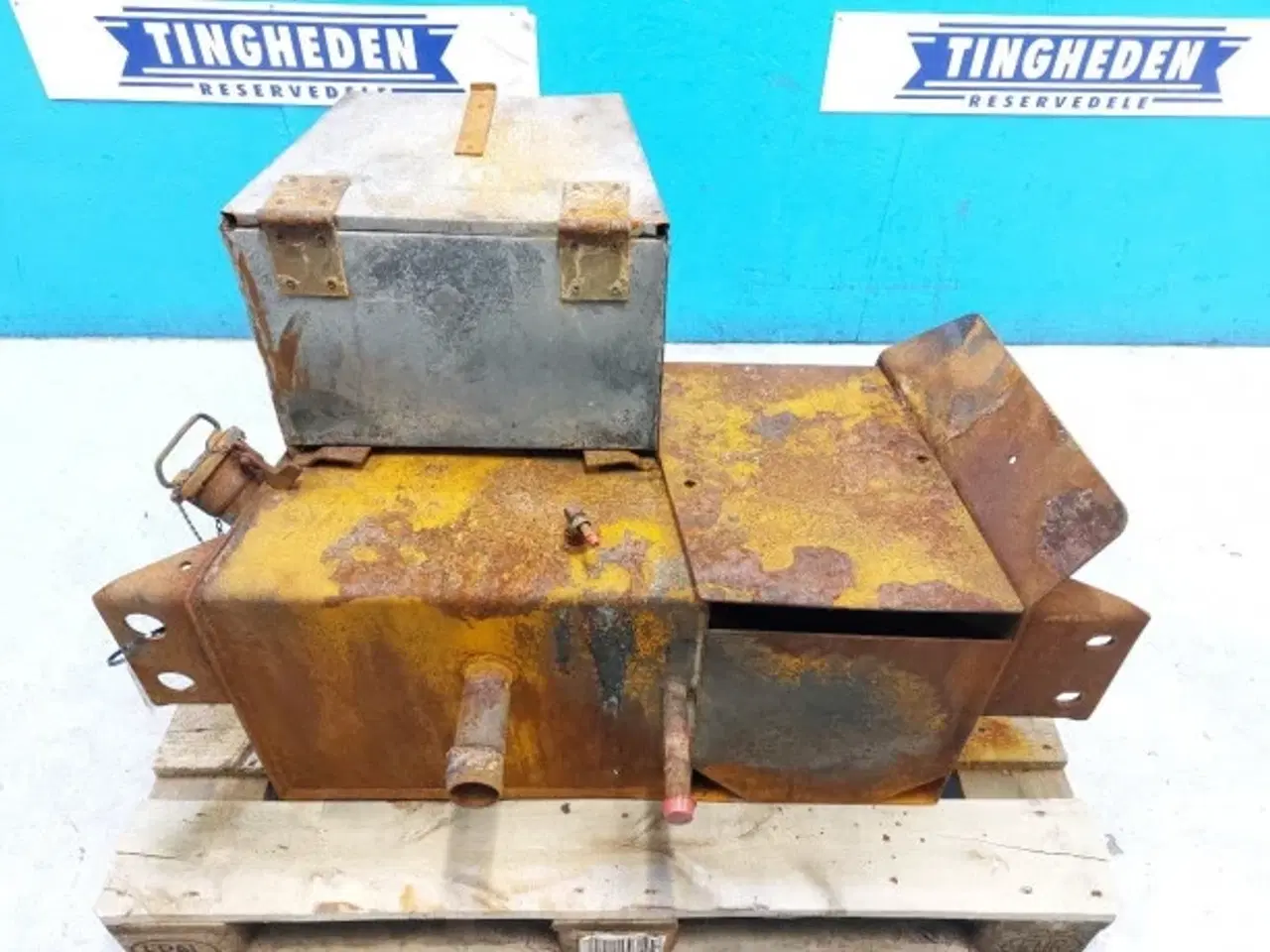 Billede 2 - Case 580 SLE Hydraulik Tank Dæksel 231882A1