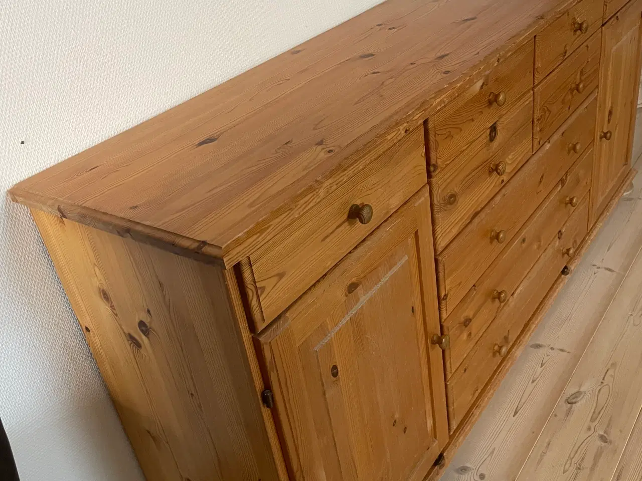 Billede 4 - Skænk i fyrtræ med skuffer og skabe