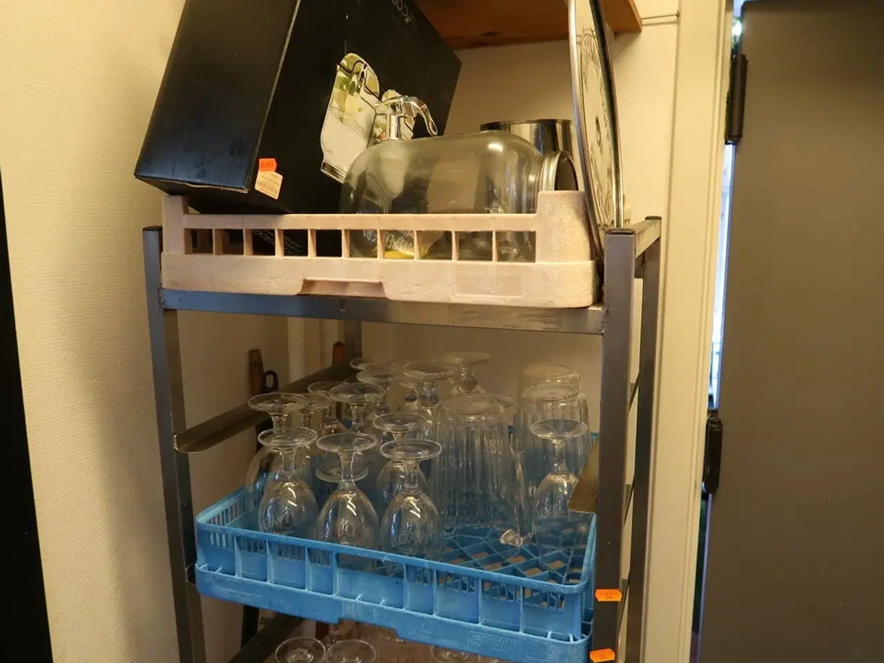Billede 2 - Stikvogn med div. Opvaskebakker med glas m.m.