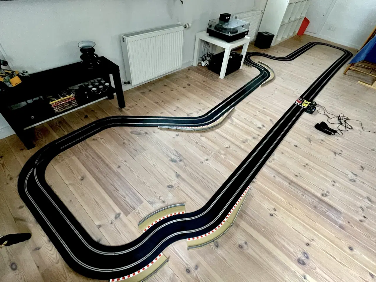 Billede 1 - Scalextric Le Man Racerbane (analog sæt) m/5 biler