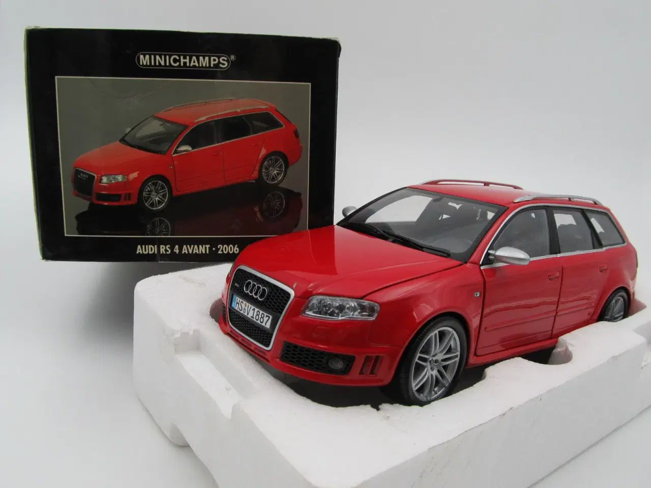 Billede 1 - 2006 Audi RS4 Avant B7 MINICHAMPS - 1:18