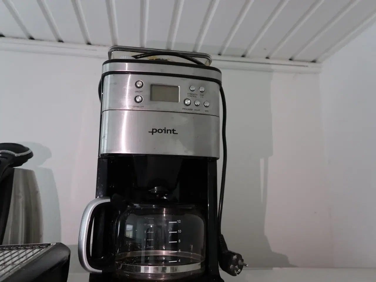 Billede 6 - Rum med indhold bl.a. seng, kaffemaskine POINT, skabe m.m.