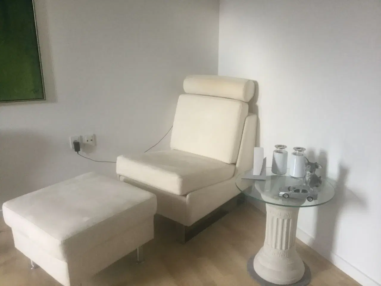 Billede 2 - 2 stk. Lænestol, nakkepølle og skammel.