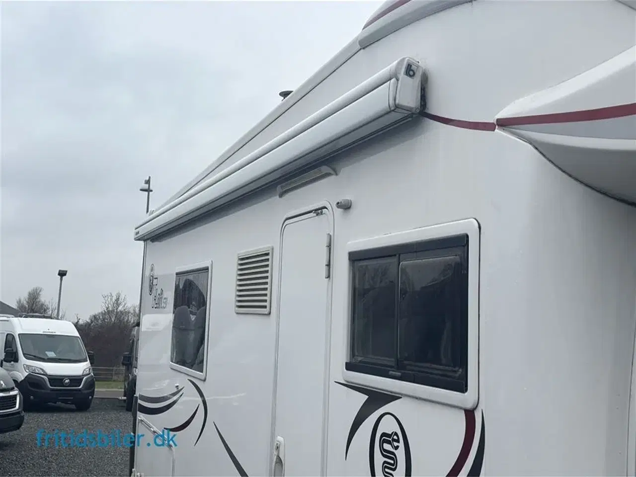 Billede 3 - 2015 - Elnagh T-Loft 531   Elnagh med 2 store langsgående senge og bad og wc bag i bilen og 5 selepladser