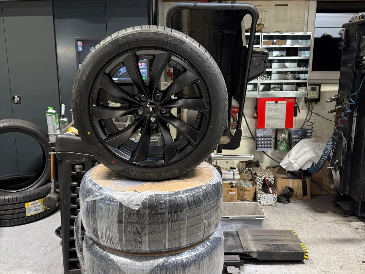 Billede 1 - Nye 19” Tesla Y fælge med nye sentury sommerdæk