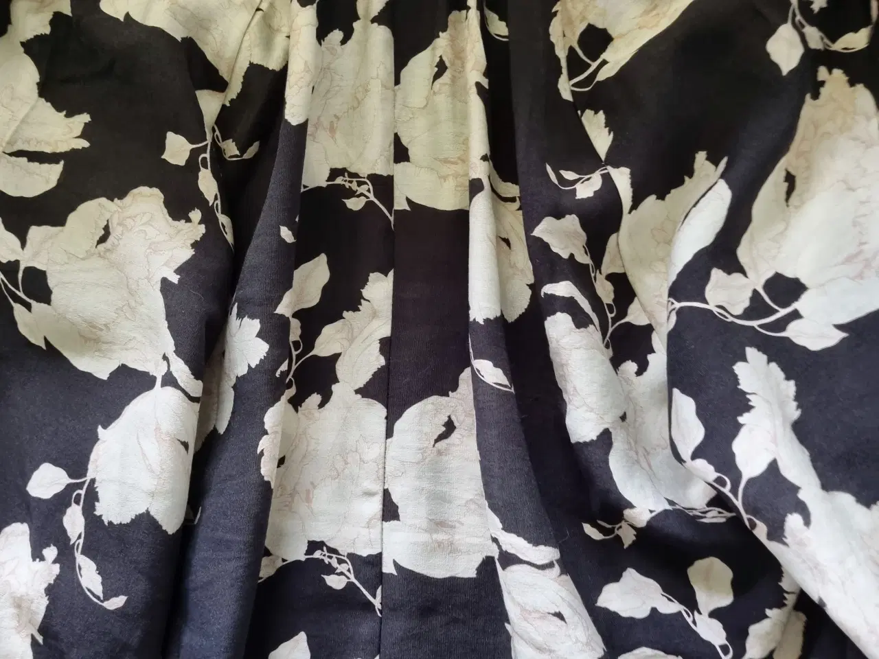 Billede 3 - Oversized bluse i sort/creme blomstret fra Hennes 