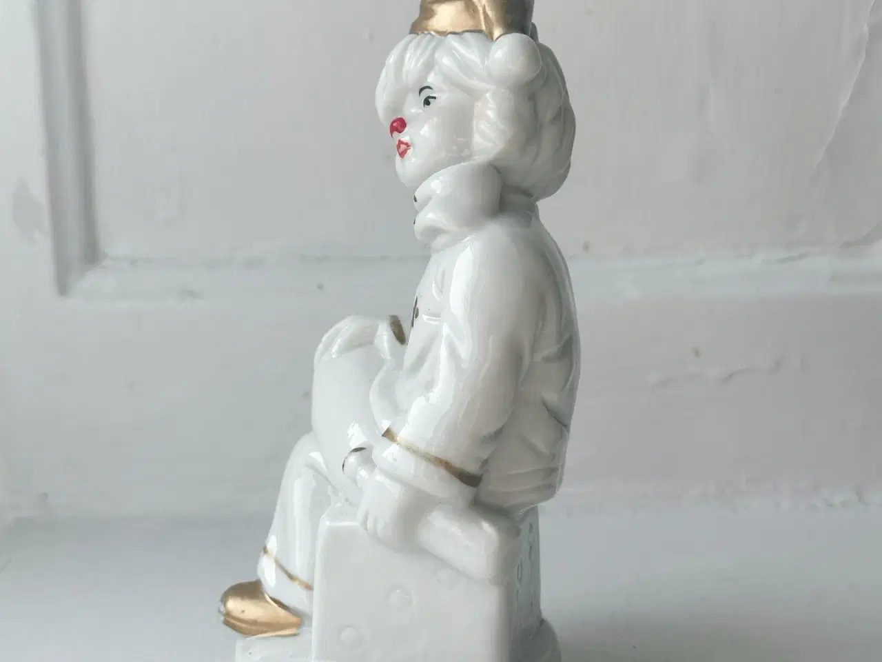 Billede 6 - Porcelænsfigur, klovn på terning, bemalede detaljer